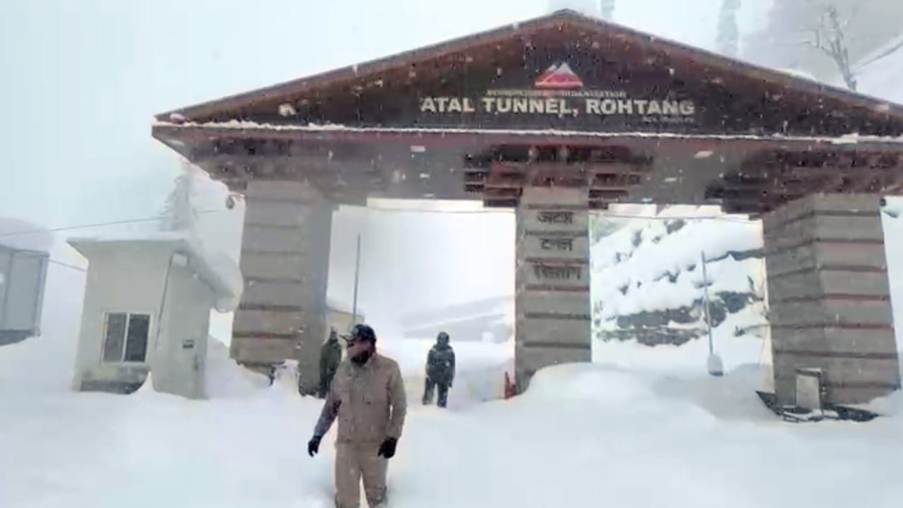 Himachal Weather: Heavy Rain and Snowfall, avalanche in lahul; 100 Roads, Including Three National Highways