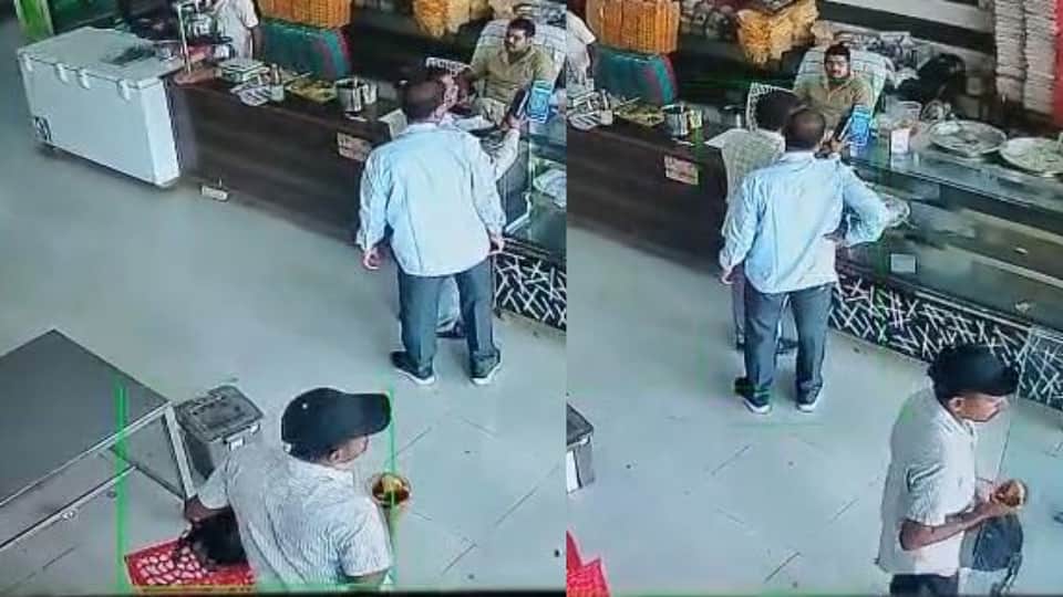 बैग ले जाता युवक।