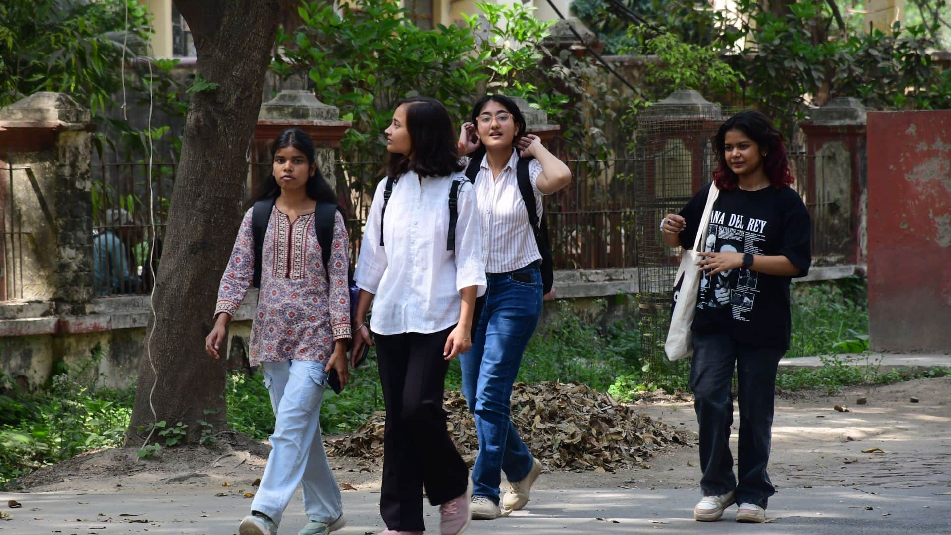 बीएचयू कैंपस में जाती छात्राएं।