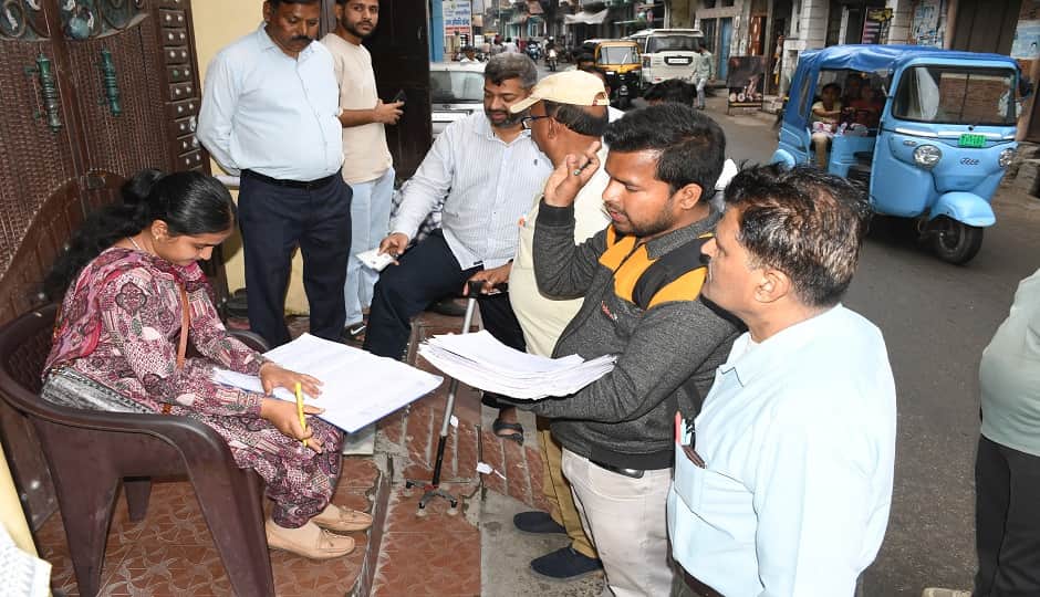 बनभूलपुरा में आवास योजना के फार्म बांटती टीम।