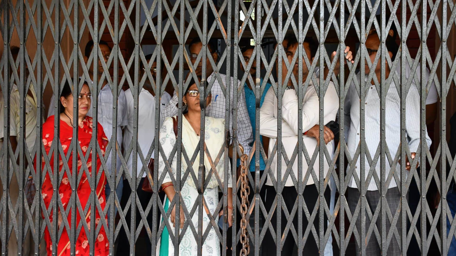 UP College Murder Case Manjeet Hiding in Lawyer Chamber at Courthouse Had Purchased Pistol from Bhadohi