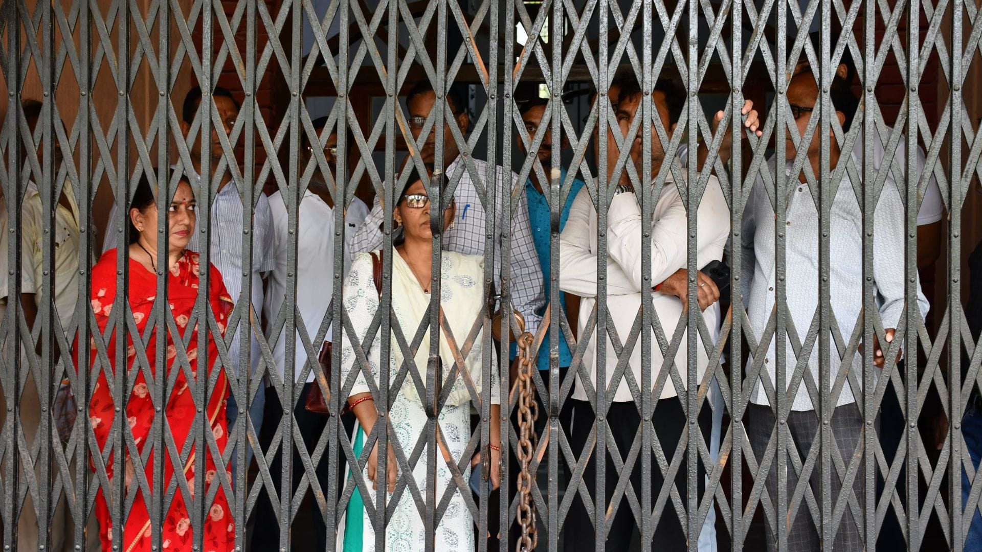 UP College Murder Case Manjeet Hiding in Lawyer Chamber at Courthouse Had Purchased Pistol from Bhadohi
