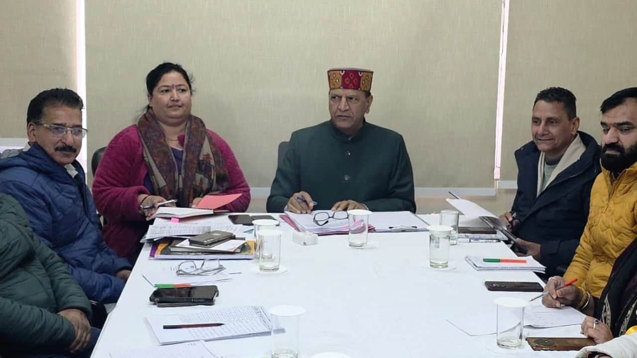 बैठक अध्यक्षता करते हुए भारतीय जनता पार्टी प्रदेश अध्यक्ष डॉ. राजीव बिंदल