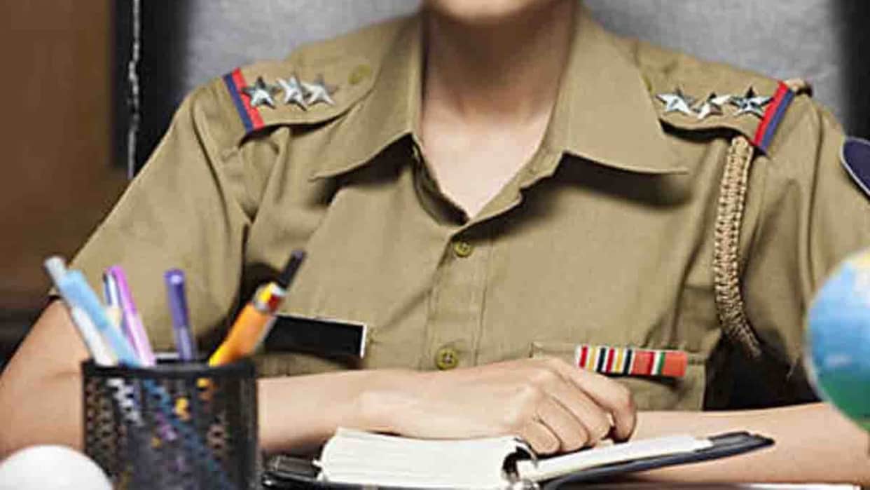 Varanasi News Women posing customers make off with gold jewelry worth 5 lakh from shop FIR registered