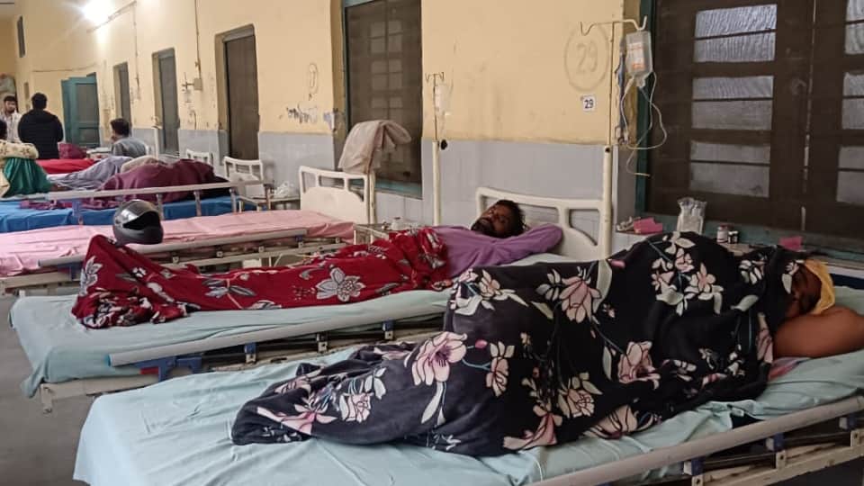 अस्पताल में भर्ती फूड प्वाइजनिंग के हुए शिकार लोग