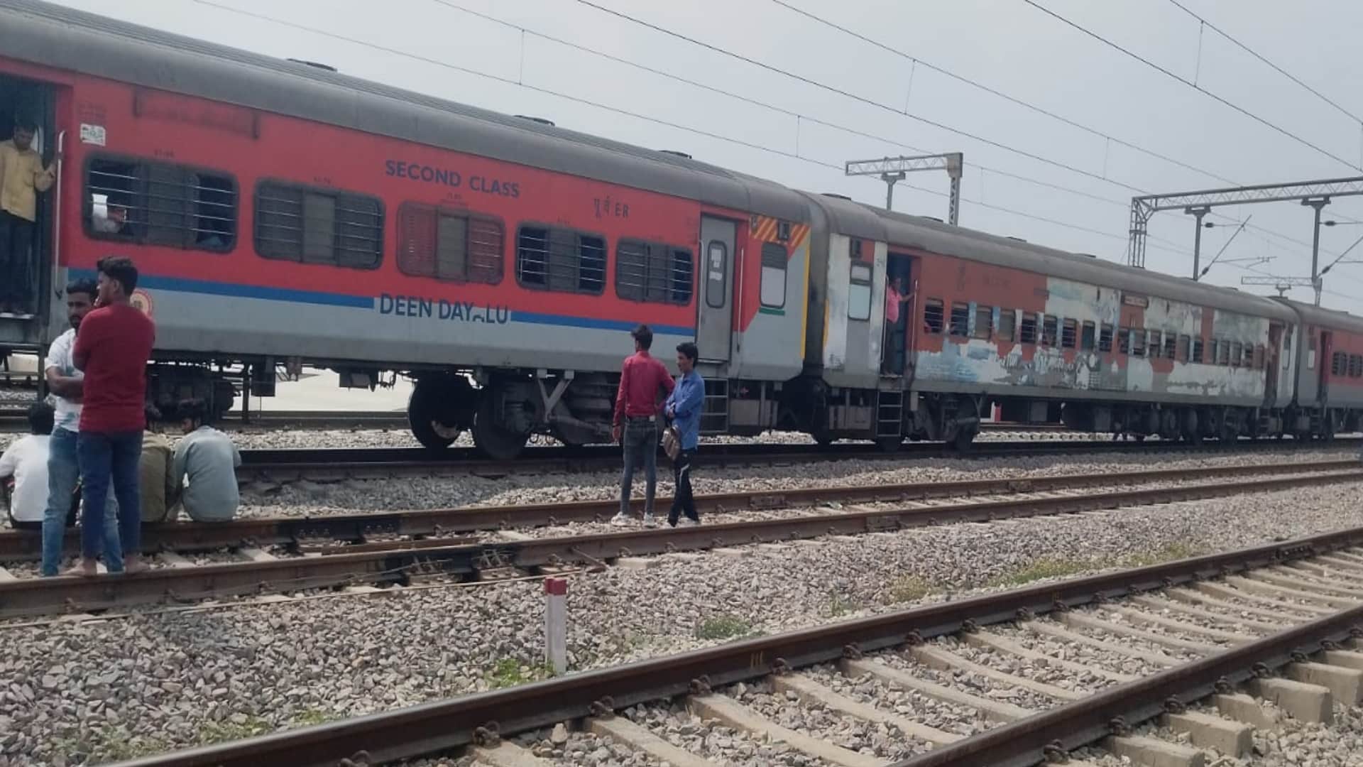 गौरा स्टेशन पर खड़ी ट्रेन।