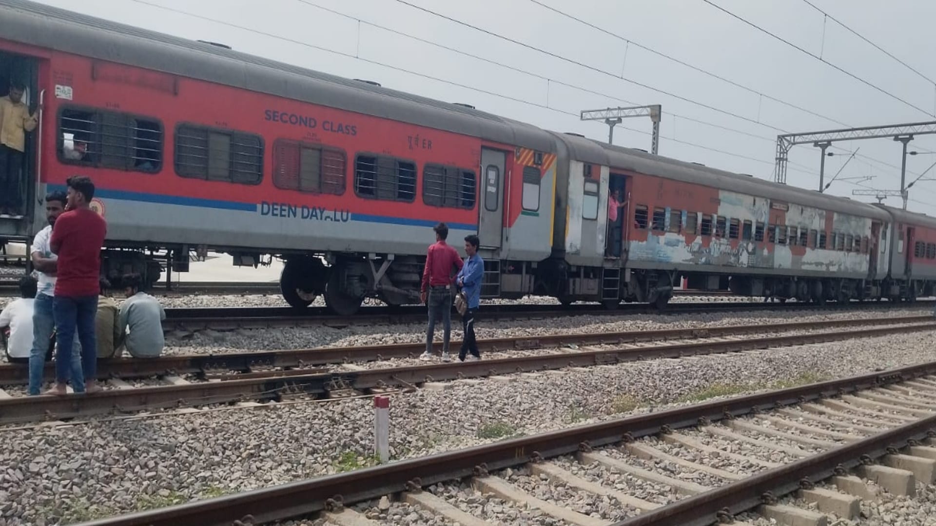 गौरा स्टेशन पर खड़ी ट्रेन।