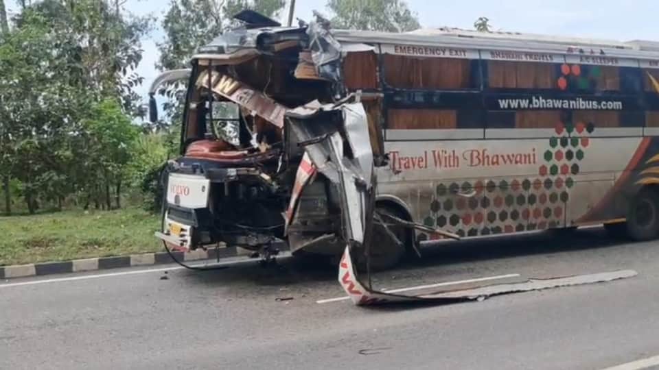 हादसे के बाद क्षतिग्रस्त बस।