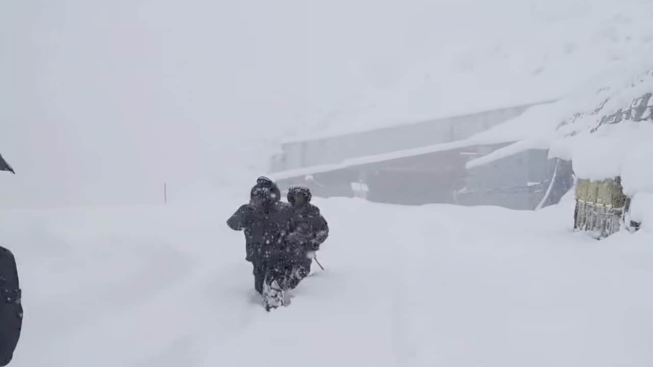 अटल टनल रोहतांग के साउथ पोर्टल में भारी बर्फबारी।