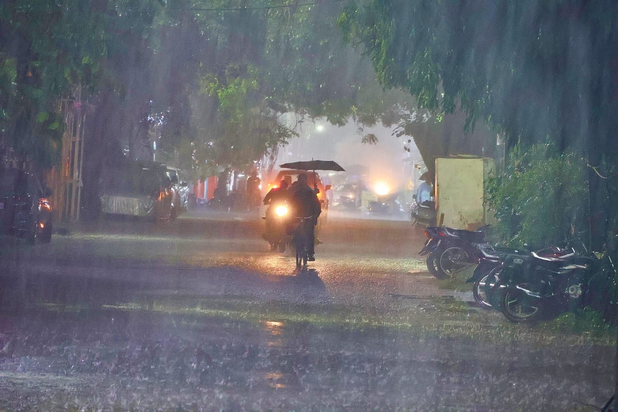 Indore: Unseasonal rain in Indore surprised the city residents, temperature dropped.