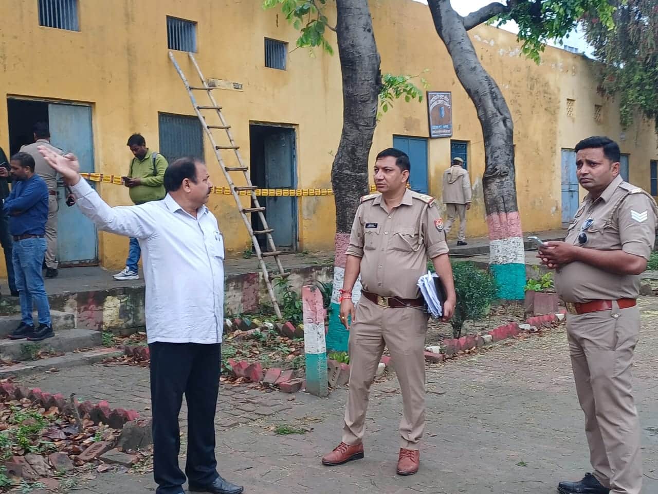 जांच करती पुलिस की टीम