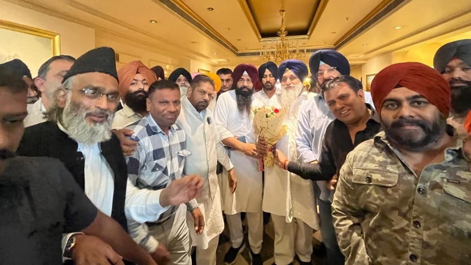 जालंधर में सुखबीर बादल का स्वागत करते पार्टी कार्यकर्ता व नेता।