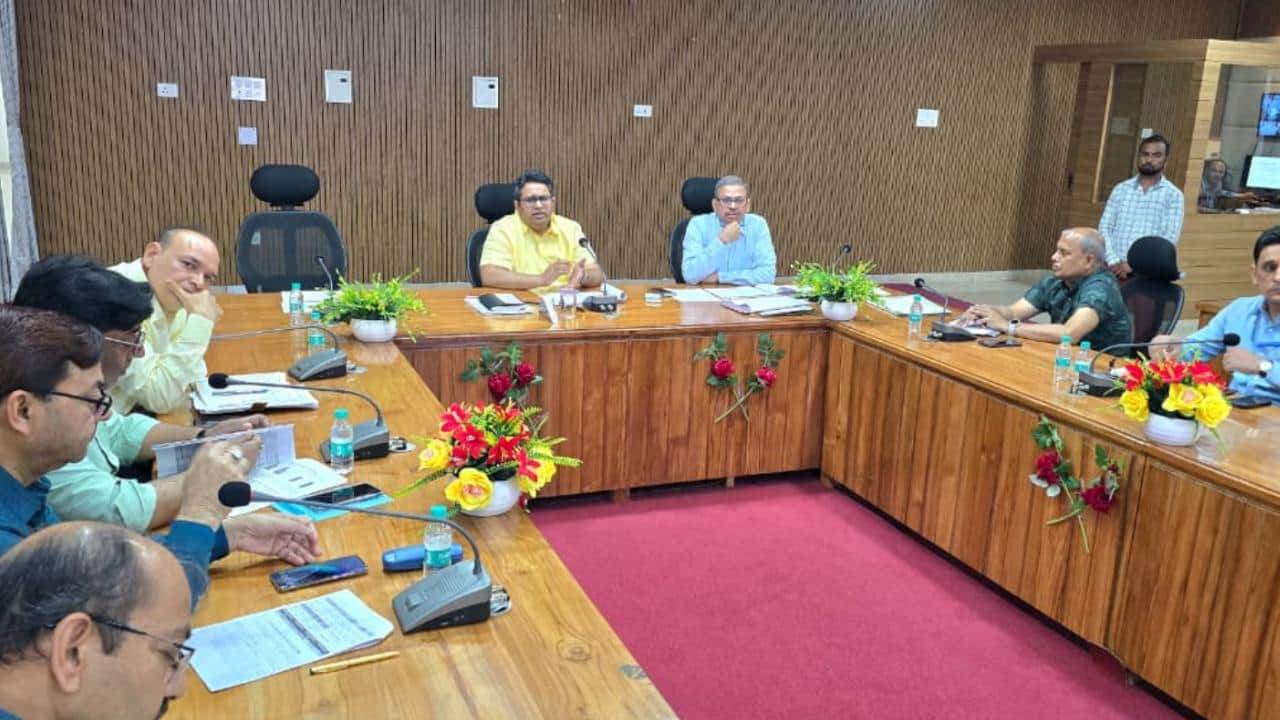 कलक्ट्रेट सभागार में होती जिला स्वास्थ्य समिति की बैठक।