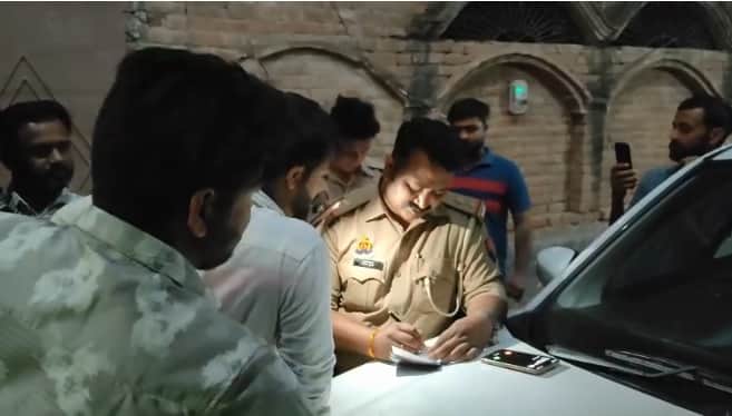 घटनास्थल पर जांच करती पुलिस