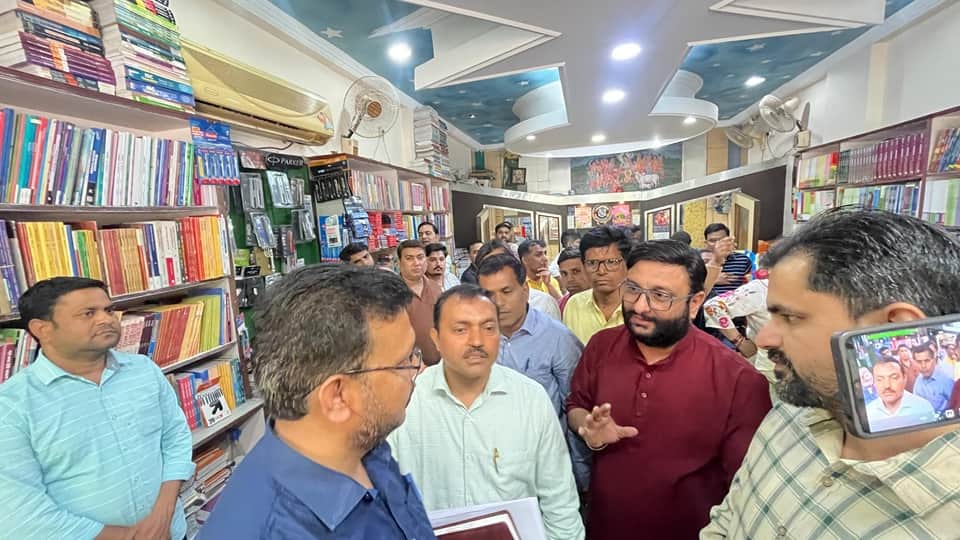 माहेश्वरी बुक डिपो पर प्रदर्शन किया