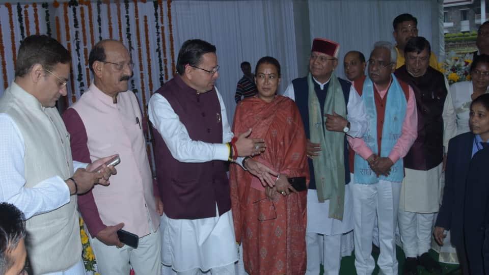 नए मंत्रियों के साथ सीएम धामी