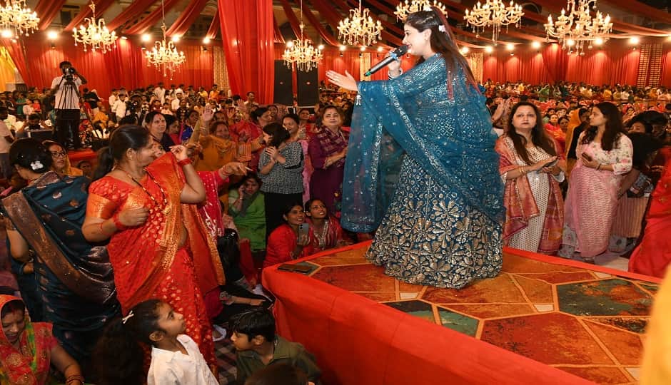 नवयुवक संघ की ओर से आयोजित माता की चौकी में गायिका मनीषा रावत के भजनों पर झूमते भक्त।