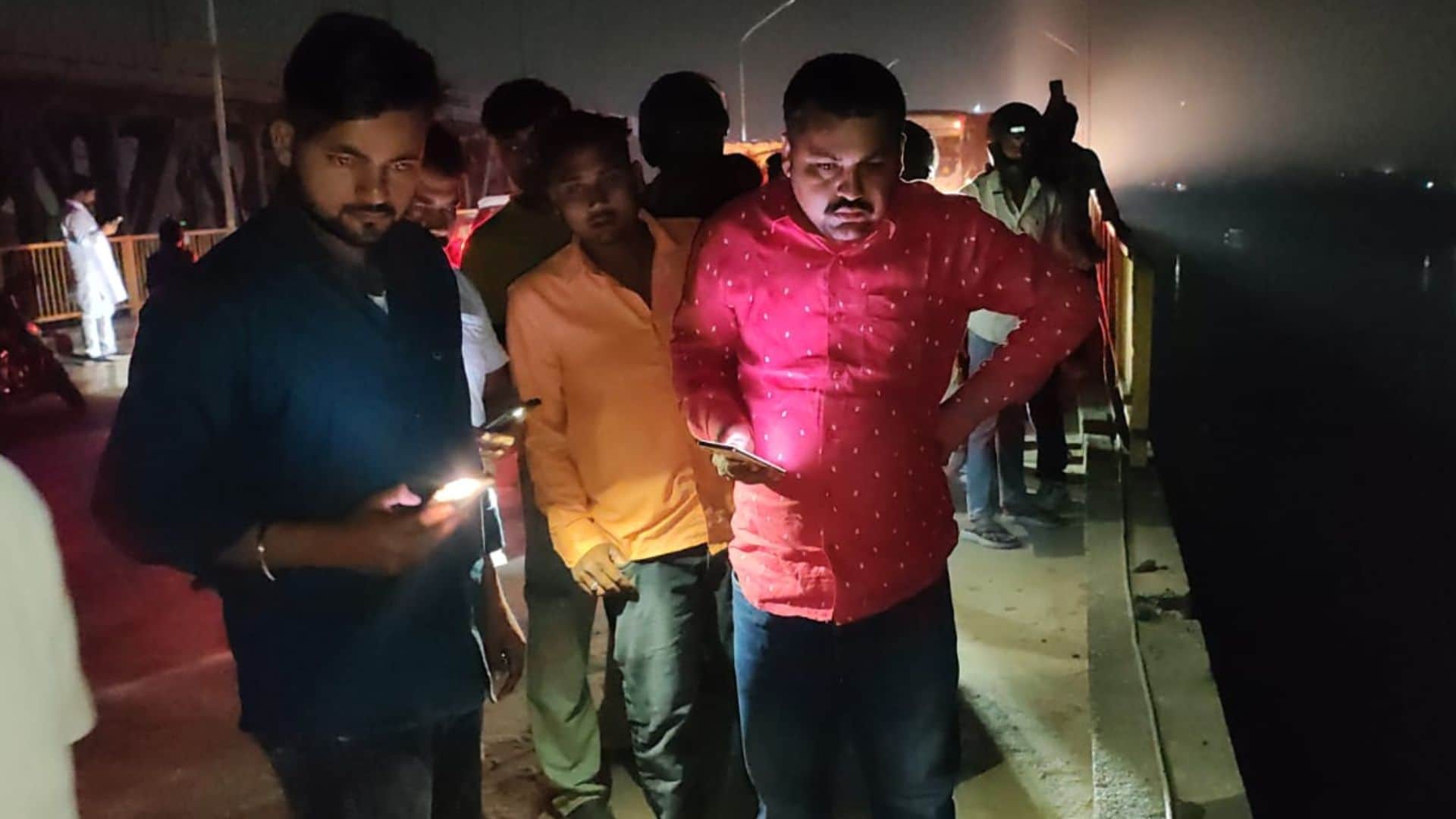 पुल पर माैजूद लोगों की भीड़।