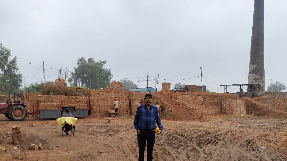 फिरोजपुर के एक ईंट भट्ठे पर पड़ी ईंटें।