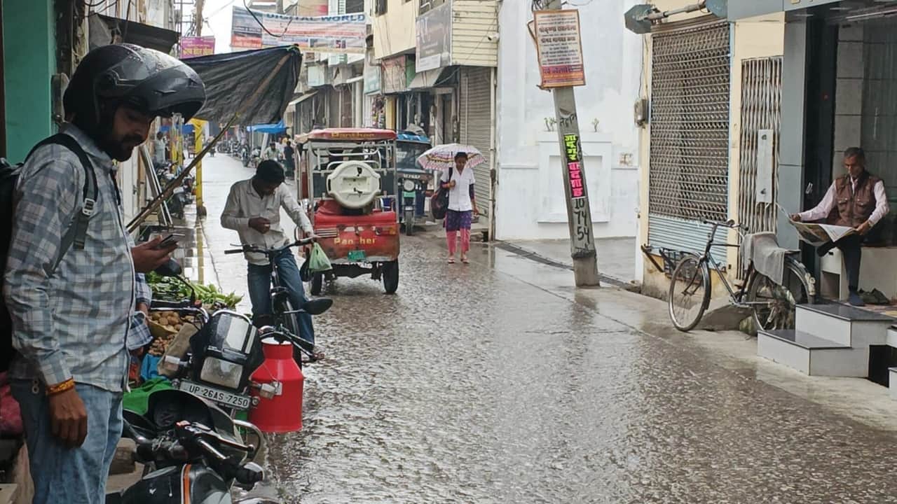 रिमझिम बारिश से ठंडा हुआ मौसम