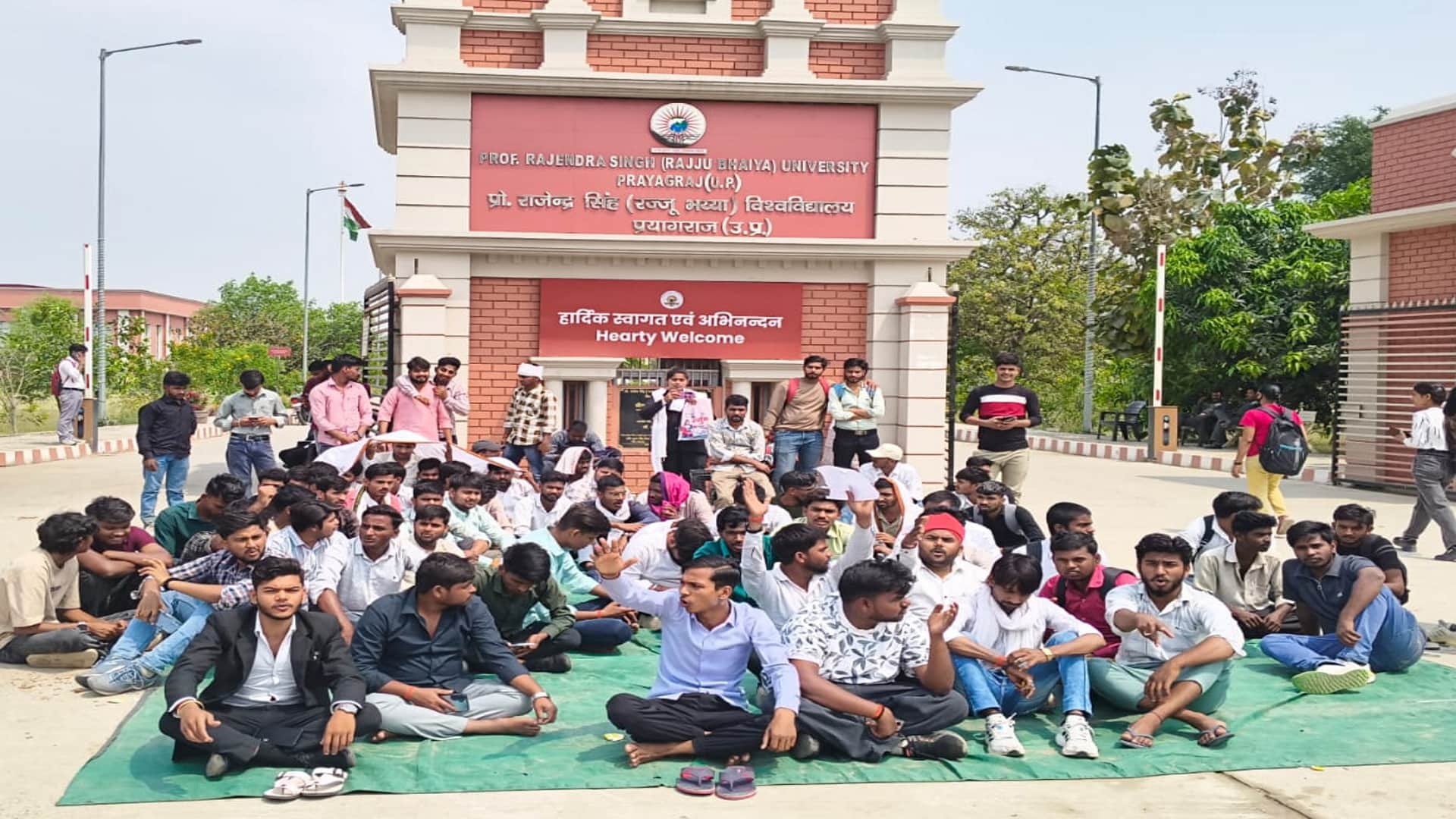 रज्जू भैया विवि परिसर में धरने पर बैठे छात्र।