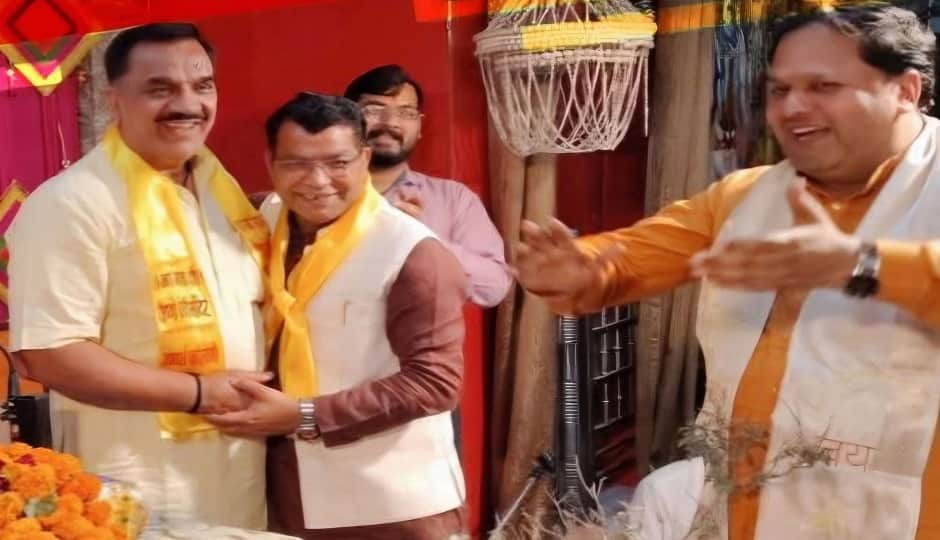 रुद्रपुर में विधायक से गले मिलते ठुकराल व साथ मेयर।