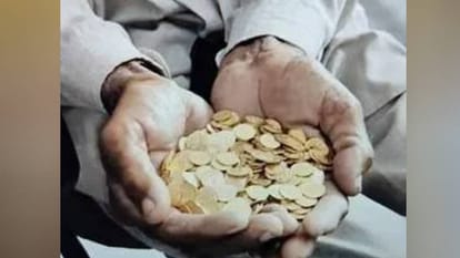 इतना सस्ता सोना: महिला ने ढाई लाख रुपये में खरीदे 55 पीले सिक्के, जांच कराने पर छूटे पसीने; दर्ज कराई FIR Fake Gold Scam in Agra: Woman Duped of 2.55 Lakh With Counterfeit Coins