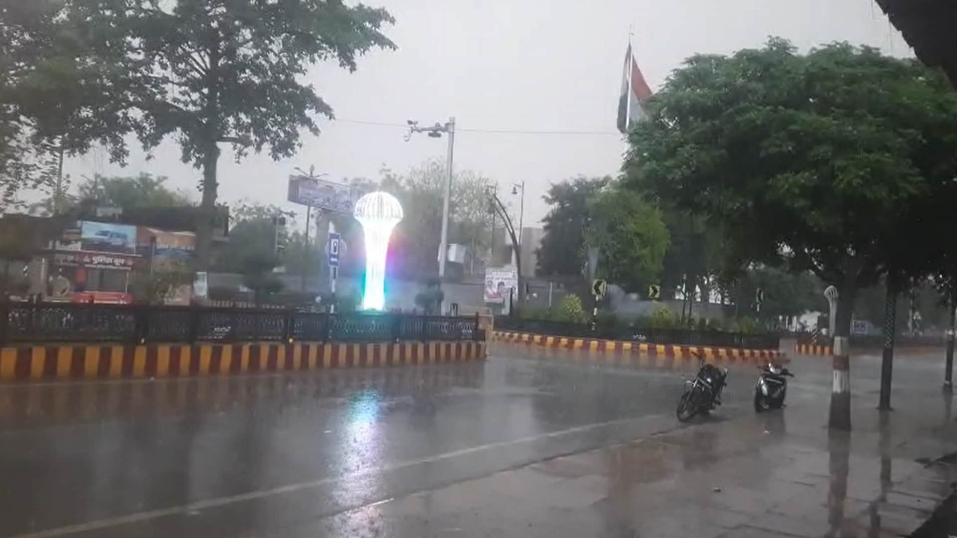 शुक्रवार को सुबह साढ़े छह बजे कालिंदीपुरम नंदी चौराहे पर बारिश का दृश्य।