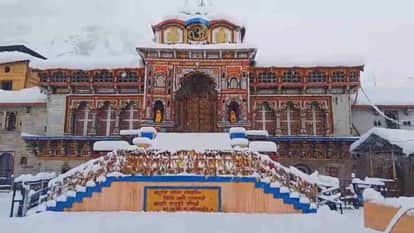 Snow accumulates up to two feet at Badrinath Dham continuous snowfall continues Uttarakhand Weather News