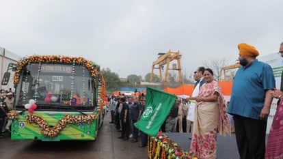 CM Rekha Gupta flagged off 300 new electric buses in Delhi