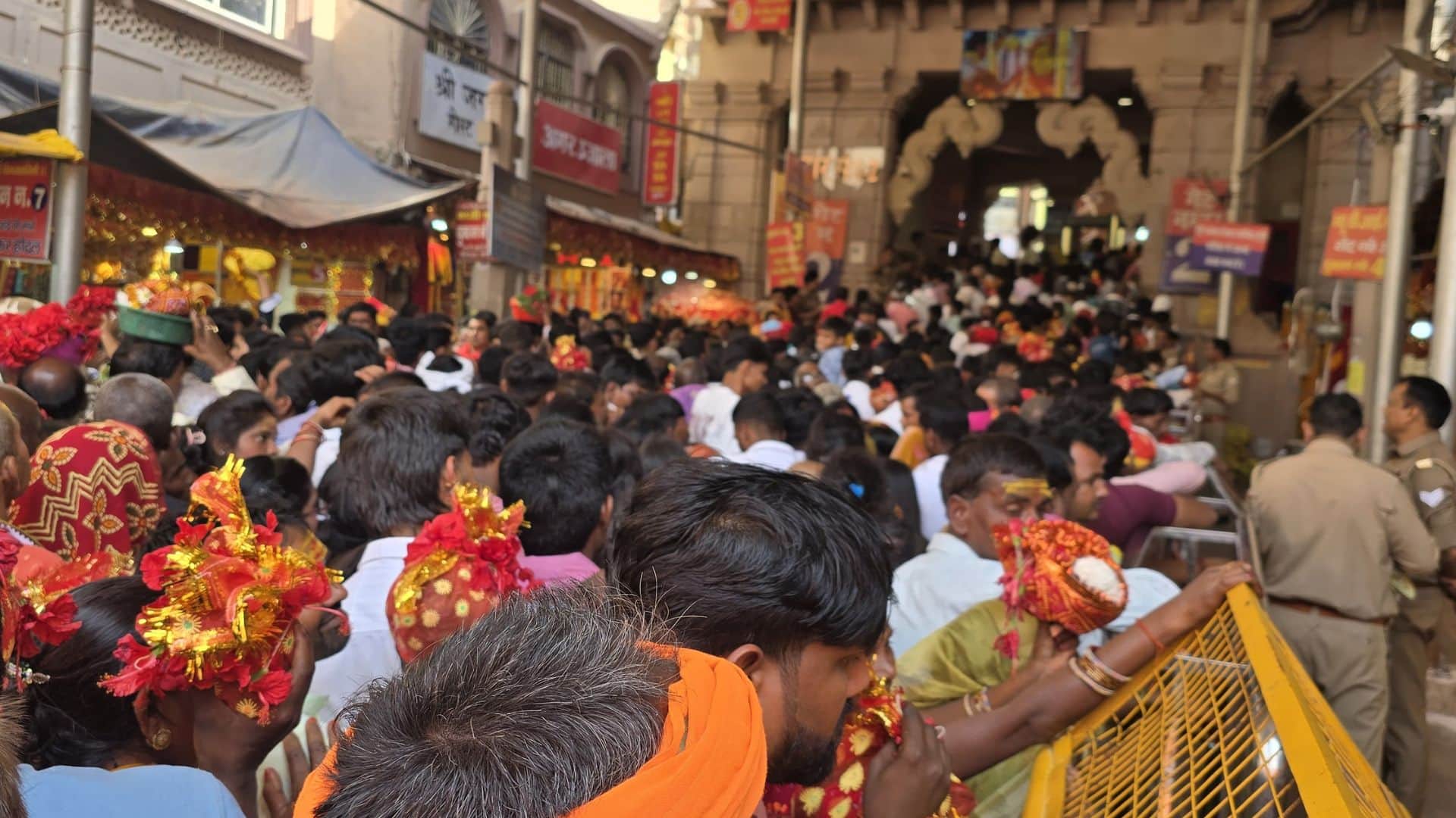 Chaitra Navratri second day Devotees throng Vindhyachal Dham for darshan in Mirzapur