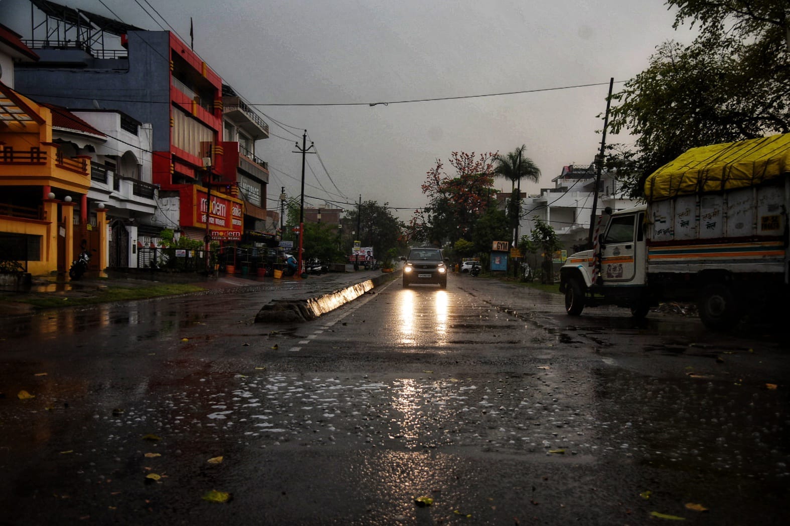UP: Several districts, including Lucknow, experienced darkness during the day, weather changed in Uttar Prades