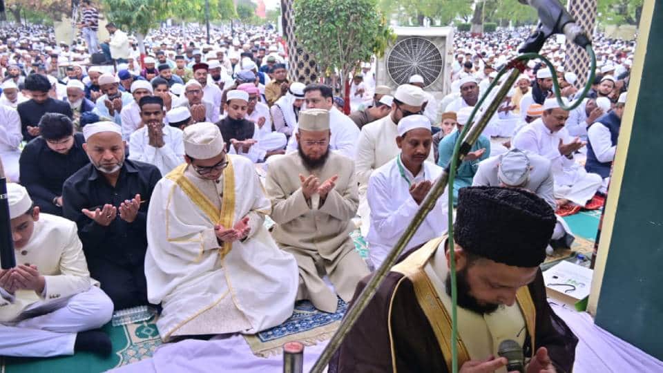 Eid 2026 Akhilesh Yadav reached Aishbagh Eidgah in Lucknow to extend greetings