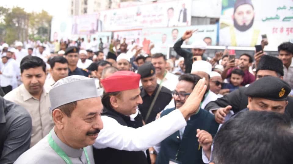 Eid 2026 Akhilesh Yadav reached Aishbagh Eidgah in Lucknow to extend greetings