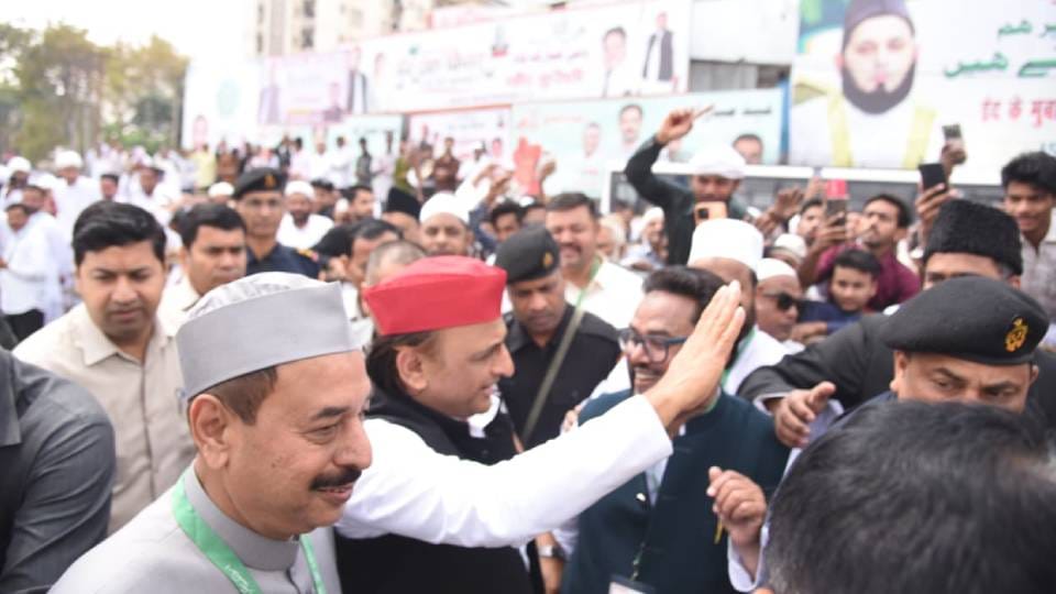 Eid 2026 Akhilesh Yadav reached Aishbagh Eidgah in Lucknow to extend greetings