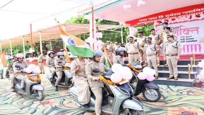 Police took out Awareness Rally Convey Message of Nari Shakti During Navratri in Bareilly