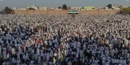 भोपाल में ईद-उल-फितर की रौनक:ईदगाह-मस्जिदों में उमड़ी भीड़, हजारों ने अदा  की नमाज, हर ओर दिखा भाईचारा और अमन - Eid-ul-fitr Festivities In Bhopal:  Crowds Throng Eidgahs ...