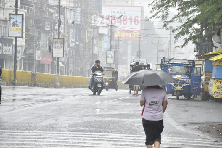 MP Weather Today: एमपी में बारिश का दौर जारी, पूर्वी क्षेत्र के 14 जिलों में आज भी अलर्ट, तापमान मे आई गिरावट