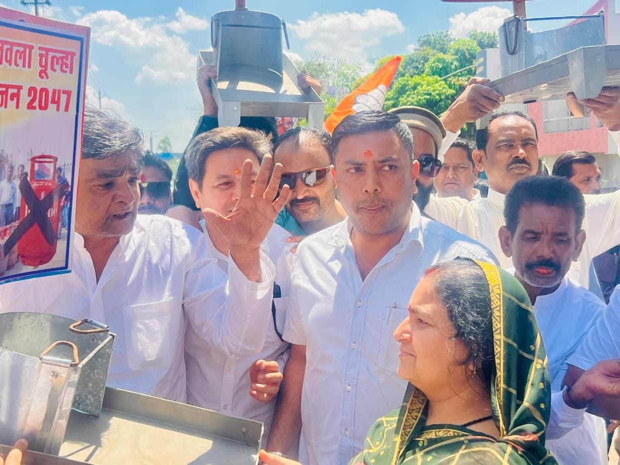 LPG Crisis: Congress Protests Cylinder Shortage in Bhopal; Sloganeering Against Agency, Wooden Stoves Distribu