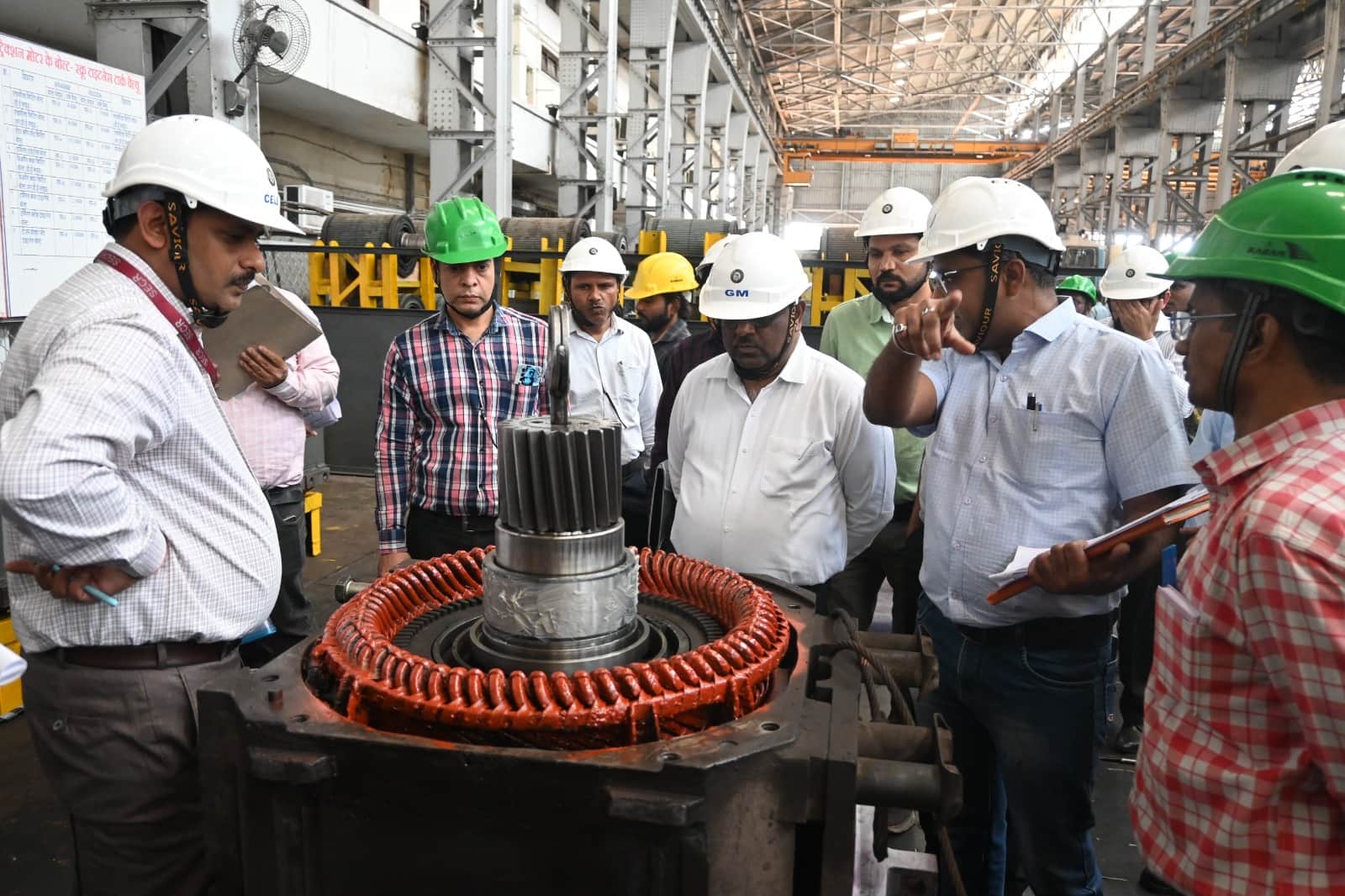 SECR महाप्रबंधक तरुण ने भिलाई इलेक्ट्रिक लोको शेड का किया निरीक्षण।