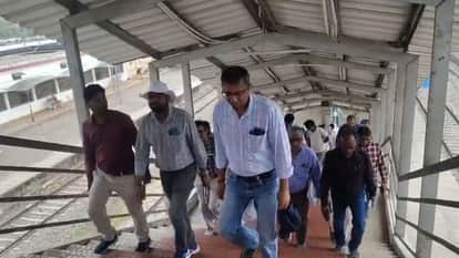 DRM Reprimands Officials Over Filth and Disorder Conducts Surprise Inspection of Aunrihar Station in Ghazipur