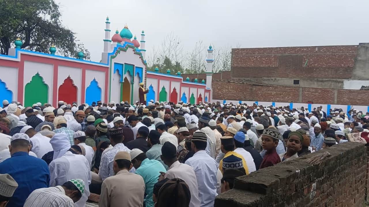eid ul fitr celebration in Bareilly Thousands of people offered namaz at Idgah