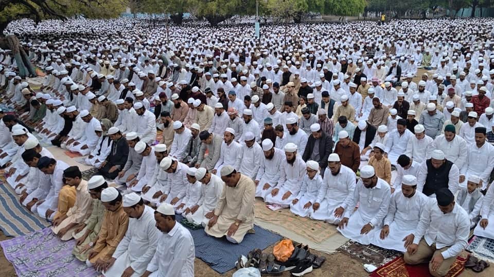 मुरादाबाद में नमाज अदा करते लोग