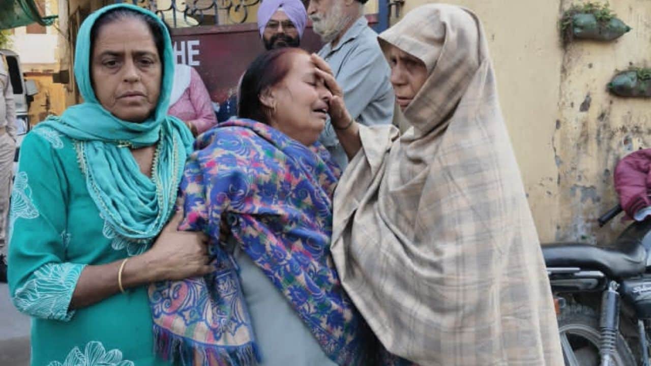 एसडीपीओ कार्यालय के बाहर विलाप करते परिजन।