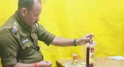 Video of Gopalganj sub-inspector buying liquor from UP shop goes viral bihar news police