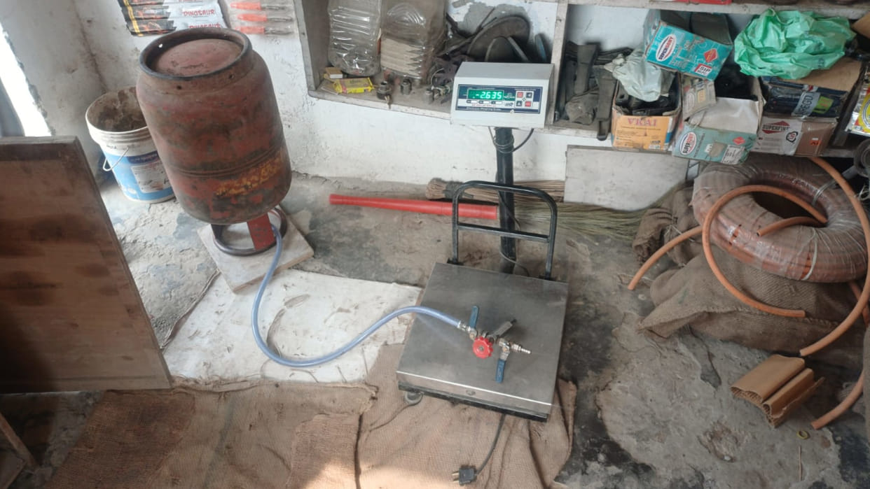 Illegal domestic gas refilling racket busted in Gorakhpur, one arrested - refilling being done secretly