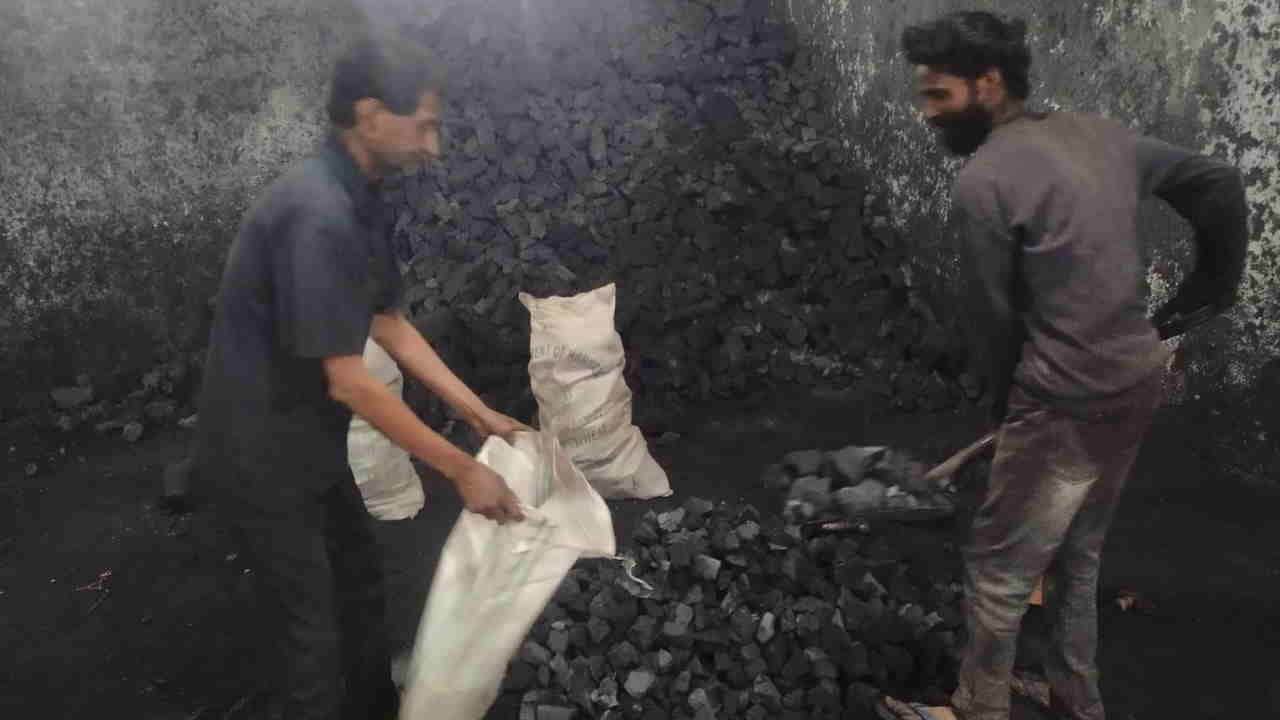 Gas Crisis Surge in Demand for Coal and Wood for Cooking Uttarakhand Rishikesh News