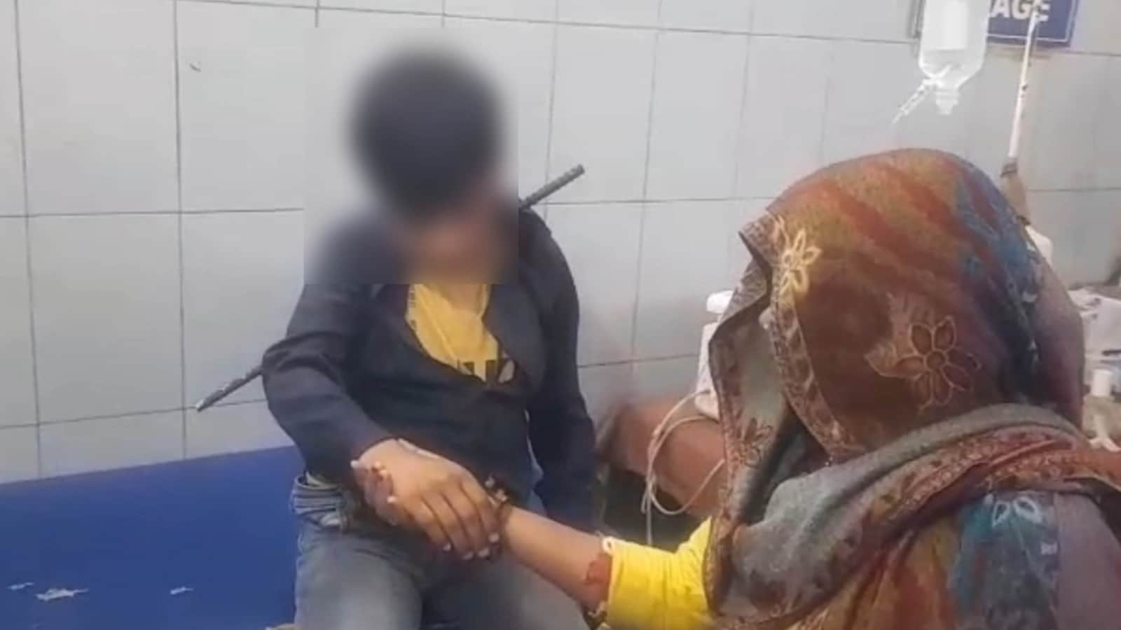 बच्चे के शरीर में घुसा सरिया