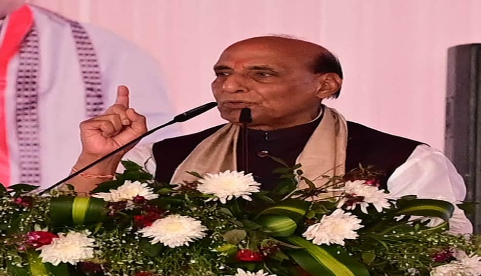 हल्द्वानी एमबी इंटर कॉलेज मैदान में आयोजित सभा में लोगों को संबोधित करने के दौरान विभिन्न मुद्राओं में रक्षा मंत्री राजनाथ सिंह।