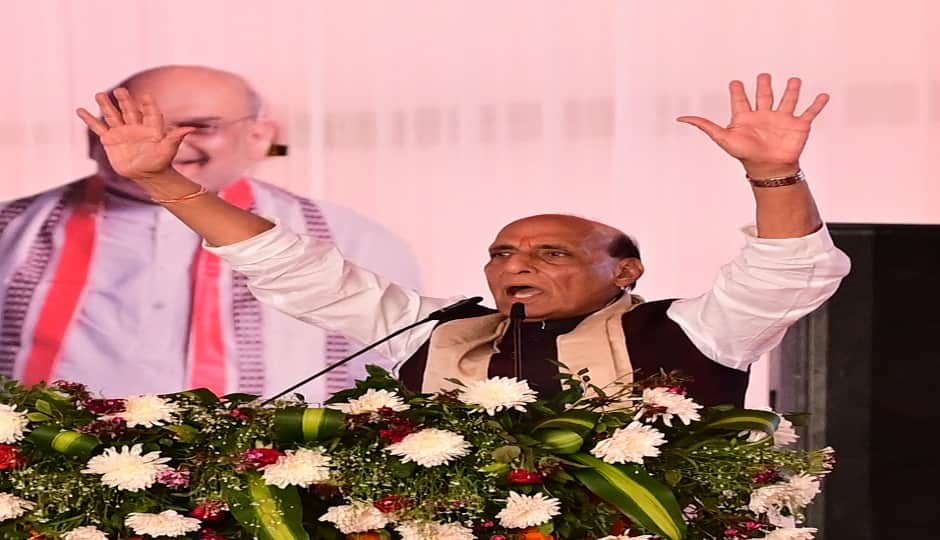 हल्द्वानी एमबी इंटर कॉलेज मैदान में आयोजित सभा में लोगों को संबोधित करने के दौरान विभिन्न मुद्राओं में रक्षा मंत्री राजनाथ सिंह।